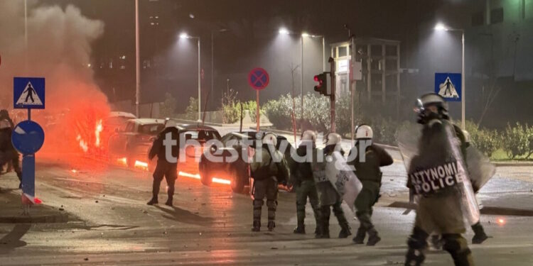 Θεσσαλονίκη: «Δεν δώσαμε άδεια για πάρτι» λέει η Πρυτανεία – 313 προσαγωγές μετά τα σοβαρά επεισόδια έξω από το ΑΠΘ