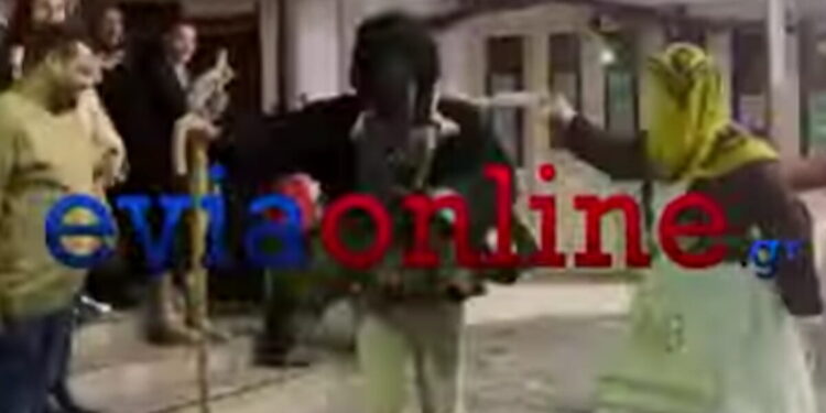 Σκύρος: Άνοιξε το τριώδιο στο νησί – Στα Καλντερίμια οι κάτοικοι με τις παραδοσιακές στολές για τον «Χορό των Γέρων»