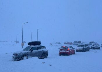 Δράμα: Πάνω από 100 άτομα έχουν εγκλωβιστεί στο χιονοδρομικό κέντρο του Φαλακρού, ανάμεσά τους και ένα βρέφος
