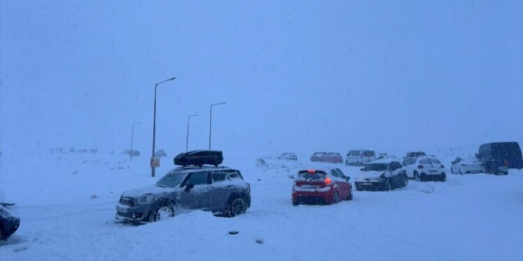 Δράμα: Πάνω από 100 άτομα έχουν εγκλωβιστεί στο χιονοδρομικό κέντρο Φαλακρού, ανάμεσά τους και ένα βρέφος