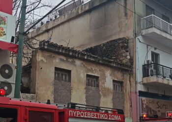Φωτιά σε κτίριο στο Μεταξουργείο – Διεκόπη η κυκλοφορία στην οδό Δεληγιώργη
