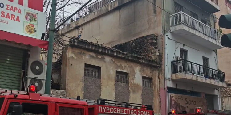 Φωτιά σε κτίριο στο Μεταξουργείο – Διεκόπη η κυκλοφορία στην οδό Δεληγιώργη