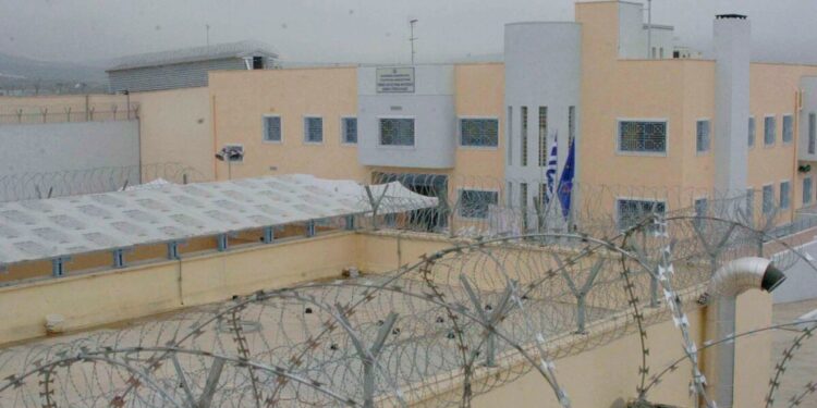 Φυλακές Δομοκού: Δε νομίζω να είπε «σήμερα αποφασίζω να γίνω συμμέτοχος σε τέτοιο έγκλημα», λέει ο δικηγόρος του αρχιφύλακα