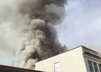 Αγρίνιο: Μεγάλη φωτιά σε αποθήκη παπουτσιών – Γέμισε το κέντρο της πόλης με πυκνούς καπνούς