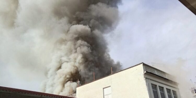 Αγρίνιο: Μεγάλη φωτιά σε αποθήκη παπουτσιών – Γέμισε το κέντρο της πόλης με πυκνούς καπνούς