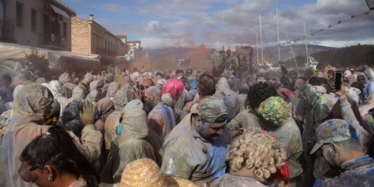 Καθαρά Δευτέρα: Από το έθιμο που σκανδαλίζει στον Τύρναβο μέχρι τα αλευρομουτζουρώματα στο Γαλαξίδι