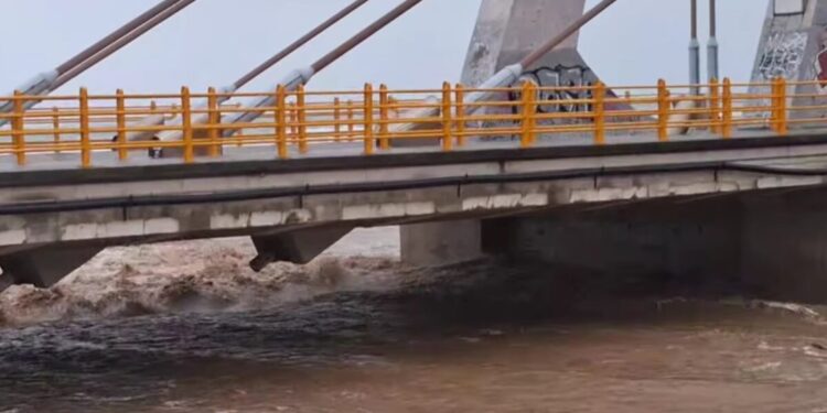 Κακοκαιρία: Σε απόγνωση κάτοικος του Αγιόκαμπου – Καταγγέλλει πως η γέφυρα έπνιξε το χωριό τους