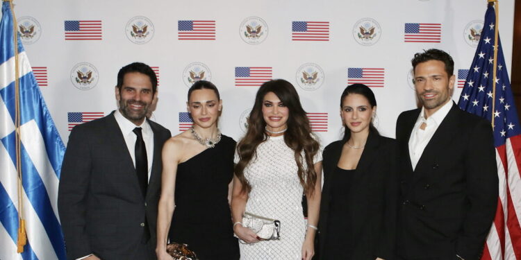 Η «λαμπερή» πρεμιέρα της «Melania» – Οικοδέσποινα η Κίμπερλι Γκλιφόιλ, ποιοι έφτασαν στο Κέντρο Αθηνών