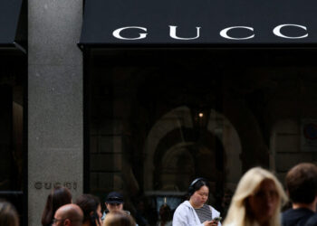 Οι πωλήσεις της Gucci μειώνονται, ενώ ο CEO της Kering πρoωθεί την στρατηγική αναβάθμιση του brand