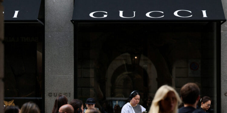 Οι πωλήσεις της Gucci μειώνονται, ενώ ο CEO της Kering πρoωθεί την στρατηγική αναβάθμιση του brand