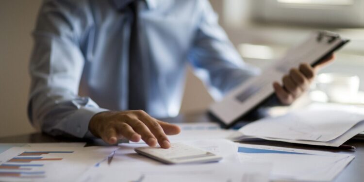 Χρέη στους δήμους: «Παγώνουν» κατασχέσεις για οφειλές άνω των 10.000 ευρώ μέσω Εξωδικαστικού