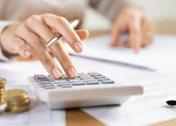 Σχεδόν αμετάβλητο το χάσμα αμοιβών ανδρών – γυναικών από το 2022 μέχρι το 2024