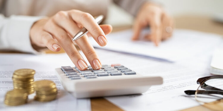 Σχεδόν αμετάβλητο το χάσμα αμοιβών ανδρών – γυναικών από το 2022 μέχρι το 2024