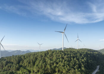 Αιολικά πάρκα: Οι οριζόντιοι αποκλεισμοί βουνών και νησιών αυξάνουν το κόστος ενέργειας