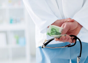 Το φακελάκι των 3.000 ευρώ το πλήρωσε 50.000 – Βαριά καταδίκη για τον πρώην διευθυντή της Καρδιολογικής του Ιπποκράτειου