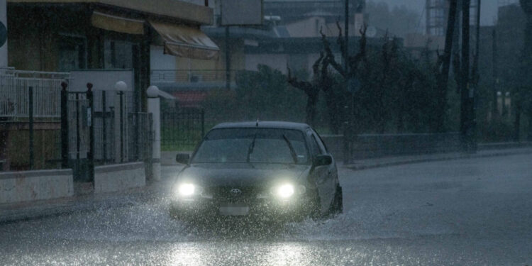 Τριήμερη κακοκαιρία με βροχές και καταιγίδες – Οι περιοχές που θα βρεθούν στο «κόκκινο», χάρτες