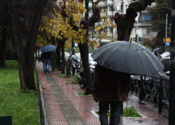 Καιρός σήμερα: Βροχερό σκηνικό με καταιγίδες στο Ιόνιο και χιόνια στα ορεινά – Άνοδος της θερμοκρασίας