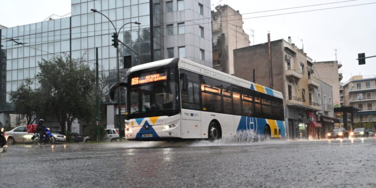 Καιρός σήμερα: Τοπικές βροχές και καταιγίδες – Σταθερά υψηλή η θερμοκρασία, στα 8 μποφόρ οι άνεμοι