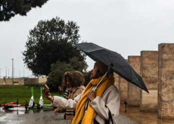 Καιρός αύριο: Σταδιακή εξασθένιση βροχών και καταιγίδων – Σε ποιες περιοχές επιμένει η κακοκαιρία