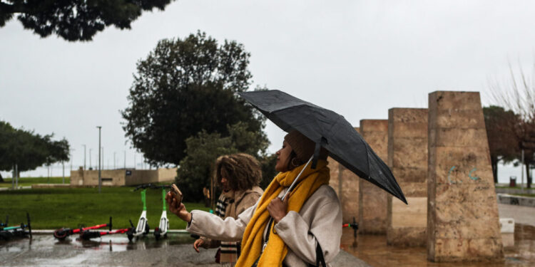 Καιρός αύριο: Σταδιακή εξασθένιση βροχών και καταιγίδων – Σε ποιες περιοχές επιμένει η κακοκαιρία