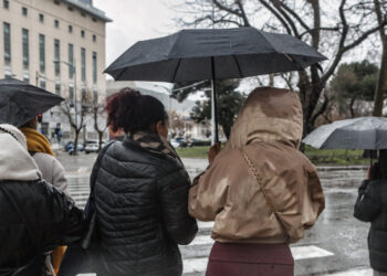 Καιρός σήμερα: Βροχές, καταιγίδες και χιόνια στα ορεινά – Σε ύφεση τα έντονα φαινόμενα στις περισσότερες περιοχές