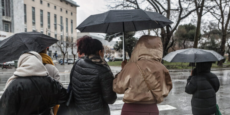 Καιρός σήμερα: Βροχές, καταιγίδες και χιόνια στα ορεινά – Σε ύφεση τα έντονα φαινόμενα στις περισσότερες περιοχές