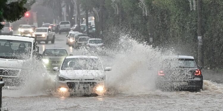 Καιρός σήμερα: Ισχυρές καταιγίδες και άνεμοι έως 8 μποφόρ
