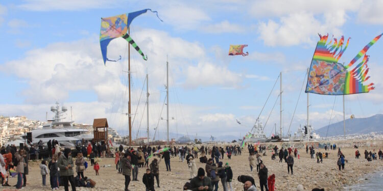 Καιρός σήμερα: Καθαρά Δευτέρα με βροχές σε Κρήτη και Κυκλάδες με 7 μποφόρ και άνοδο θερμοκρασίας