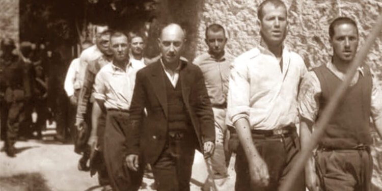 Οι 200 της Καισαριανής: «Ο ηρωισμός τους ήταν βγαλμένος από μύθο» – Σε κάποιες φωτογραφίες είναι γραμμένη η ένδειξη «Aten 1/5/44»