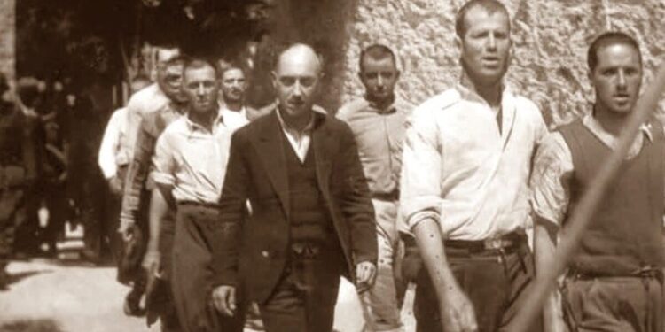 Οι 200 της Καισαριανής: «Βαδίζουν προς τον θάνατο αγέρωχοι, με ψηλά το κεφάλι» – Όταν η εικόνα γίνεται ιστορική μαρτυρία