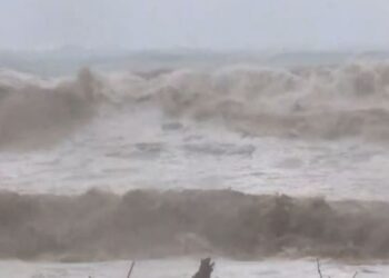 Κακοκαιρία: Η θάλασσα βγήκε στη στεριά στα παράλια της Λάρισας – Πλημμύρισαν δρόμοι και χωράφια