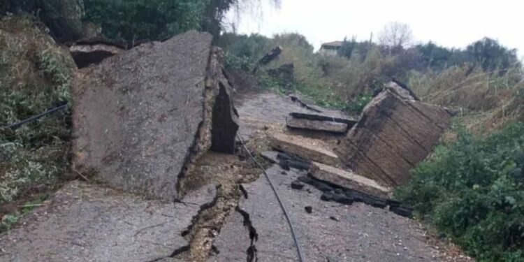 Κακοκαιρία: Σοβαρά προβλήματα σε Πρέβεζα, Μεσσηνία και Ηλεία – Κατολισθήσεις, πλημμύρες και ζημιές σε σπίτια και καλλιέργειες
