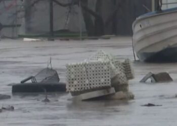 Η κακοκαιρία «έπνιξε» τα παράλια της Λάρισας – Δρόμοι και θάλασσα έγιναν ένα, πλημμύρισαν σπίτια και επιχειρήσεις