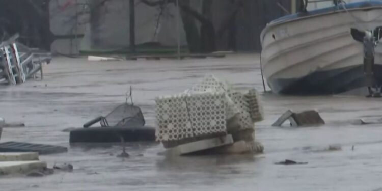 Η κακοκαιρία «έπνιξε» τα παράλια της Λάρισας – Δρόμοι και θάλασσα έγιναν ένα, πλημμύρισαν σπίτια και επιχειρήσεις