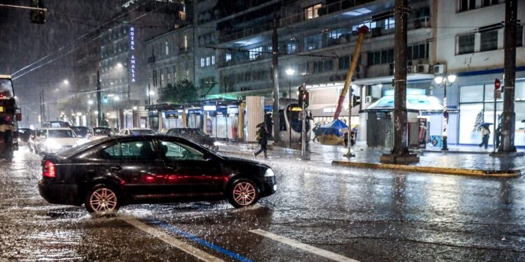 Καιρός: Νέο κύμα με βροχές και καταιγίδες μέσα στη νύχτα – Με ήλιο τα φετινά Κούλουμα