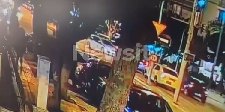 Καλλιθέα: Η στιγμή που η 2χρονη που έπεσε στο συντριβάνι μεταφέρεται με περιπολικό στο νοσοκομείο – Βίντεο ντοκουμέντο