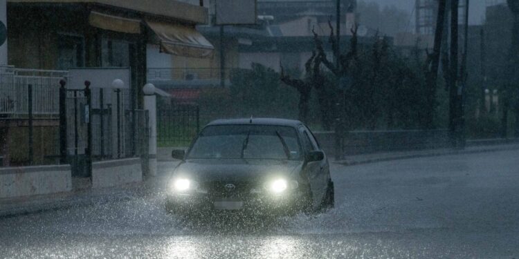 Καιρός: Ισχυρές καταιγίδες και θυελλώδεις άνεμοι σύμφωνα με το έκτακτο δελτίο της ΕΜΥ