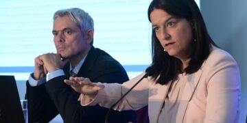 Η ΔΗΜ.Τ.Ο. Ακτίου-Βόνιτσας της ΝΔ κόβει την πρωτοχρονιάτικη πίτα της με Κεραμέως και Καραγκούνη στη Βόνιτσα