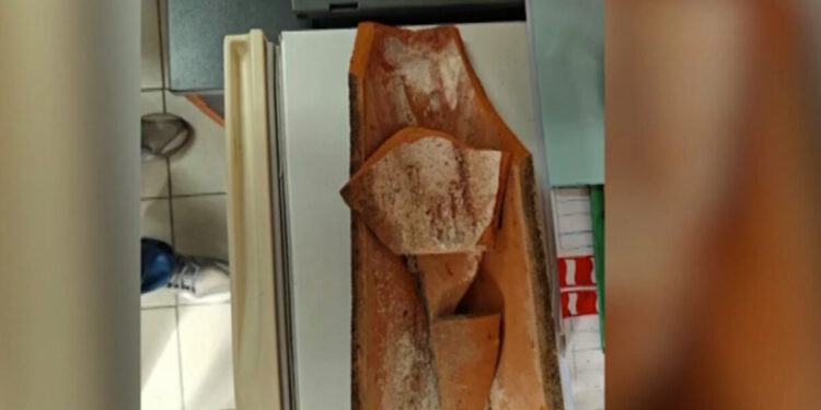 Σοβαρό ατύχημα σε σχολείο της Ηλιούπολης: Μεγάλο κεραμίδι ξεκόλλησε και έπεσε στο προαύλιο όπου έπαιζαν μαθητές