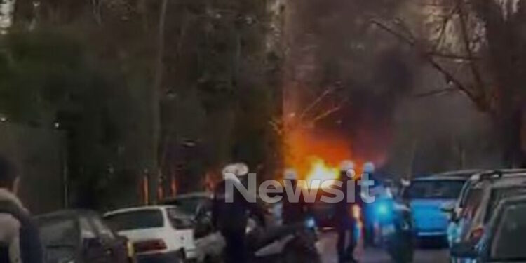 Φωτιά σε αυτοκίνητα στον ΗΣΑΠ Κηφισιάς: Βίντεο από τη στιγμή που τα οχήματα τυλίχθηκαν στς φλόγες