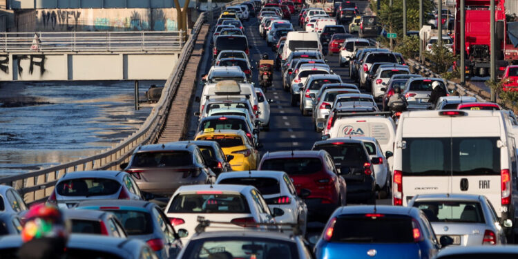 Κίνηση στους δρόμους: Η απεργία των ταξί και η κλειστή Αττική Οδός από Ασπρόπυργο μέχρι Φυλής «έπνιξαν» Κηφισό, Λ. Αθηνών και Λ. Σχιστού