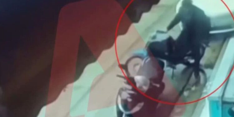 Η στιγμή που σπείρα κλέβει μηχανές στα δυτικά προάστια μέσα σε λίγα δευτερόλεπτα