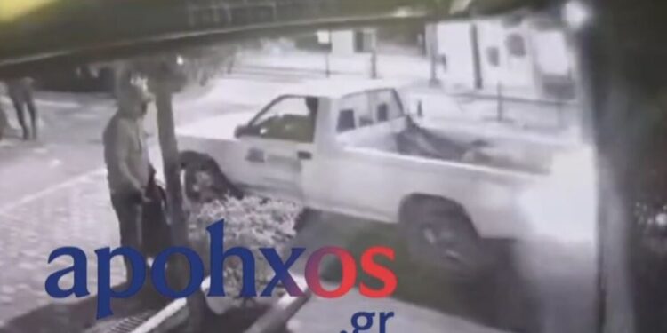 Αίγιο: Κλέφτες μπούκαραν με αγροτικό σε κοσμηματοπωλείο – Βίντεο ντοκουμέντο από τη διάρρηξη