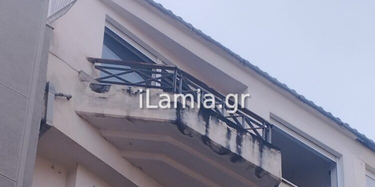 Λαμία: Γυναίκα ανασύρθηκε νεκρή μετά από φωτιά στο σπίτι της – Απεγκλωβίστηκαν 2 γυναίκες από διπλανό διαμέρισμα