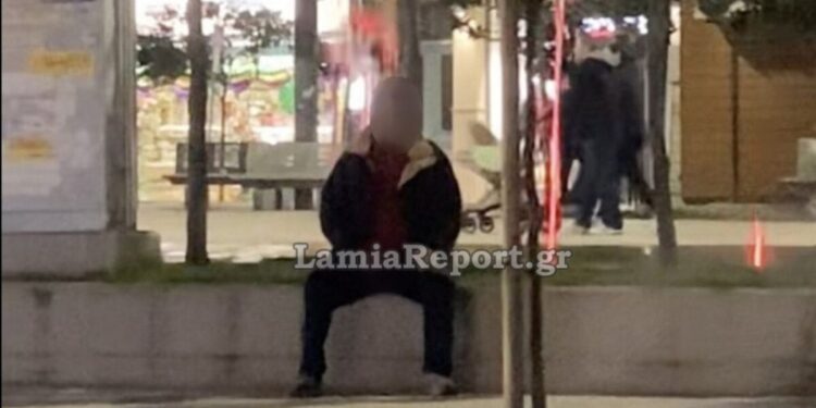 Λαμία: Ηλικιωμένος αυνανιζόταν σε κεντρική πλατεία, μπροστά σε ανήλικες – Βίντεο ντοκουμέντο