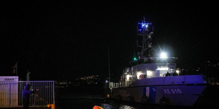 Ψαράδικο με 6 επιβαίνοντες «έμπασε» νερά ενώ έπλεε ανοιχτά από τη Σύρο