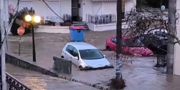 Λήμνος: Στο έλεος της κακοκαιρίας το νησί – Μεγάλες πλημμύρες από τη σφοδρή βροχόπτωση, ήχησε το 112