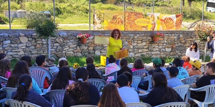 Ξάνθη: Στα Κομνηνά του Νέστου η ζωή έχει γεύση μέλισσας, δημιουργίας και αγάπης