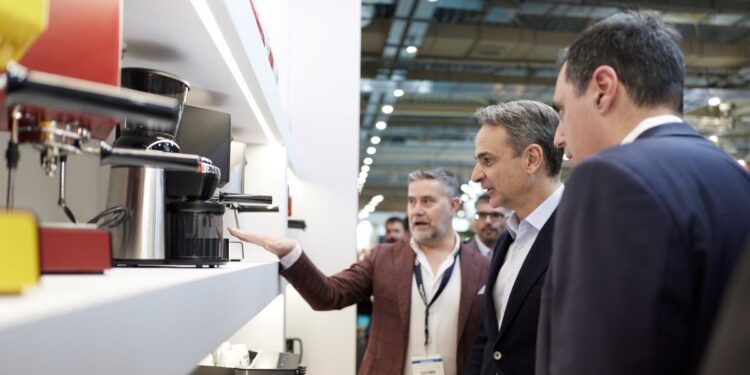 O Κυριάκος Μητσοτάκης στη HORECA 2026: Δοκίμασε καφέδες και μπύρα – «Θα μου κάνεις ένα σεμινάριο;»