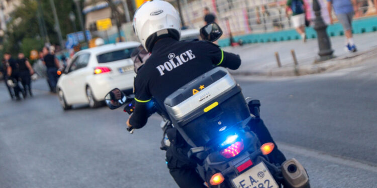 Καταδίωξη στο Καματερό: Χειροπέδες σε 2 άνδρες που παρίσταναν τους υπαλλήλους και έκλεβαν ηλικιωμένους